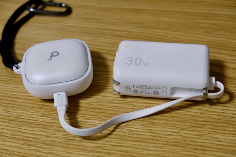 イヤホンを内蔵ケーブルで充電する様子