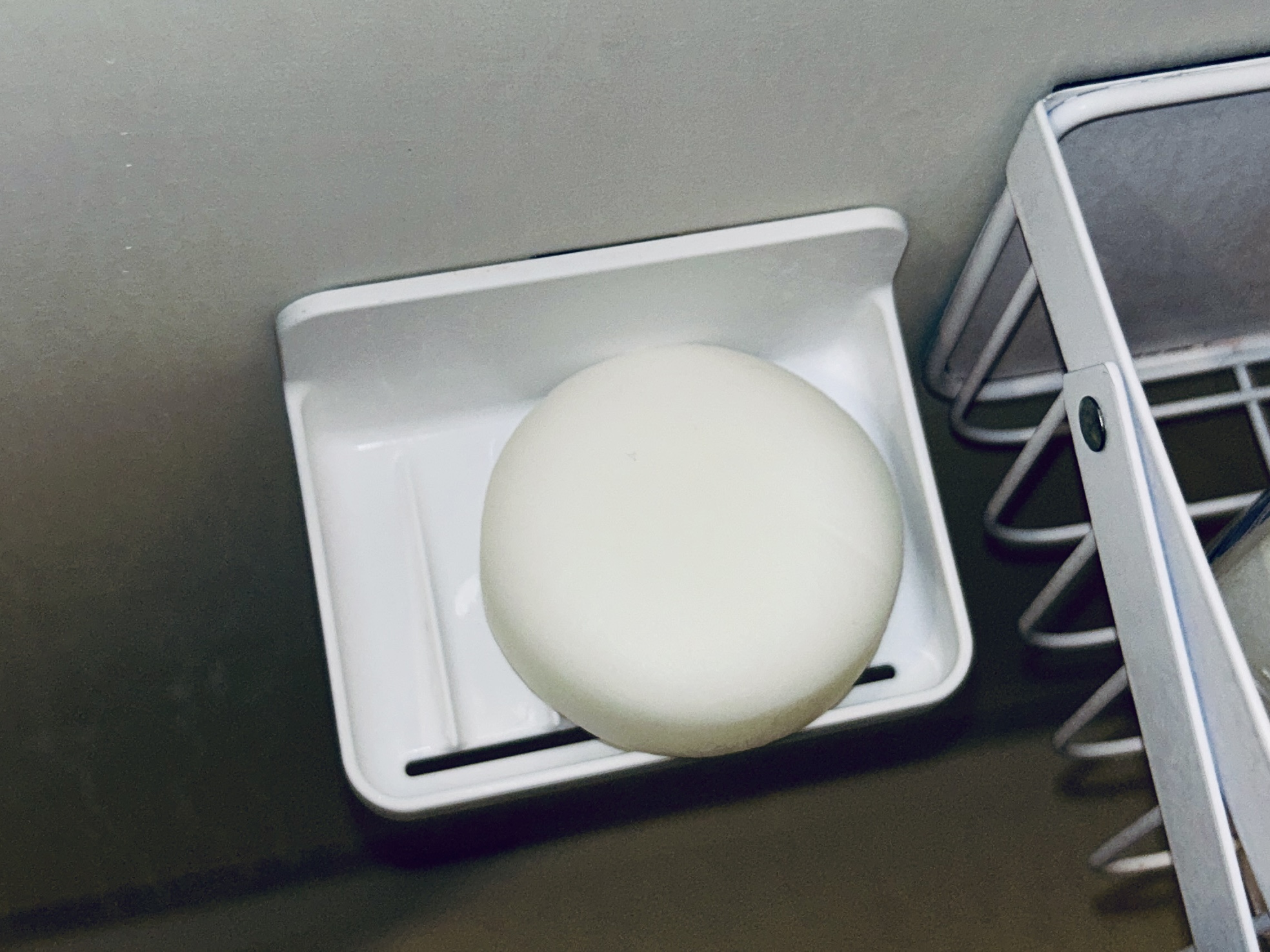 ダイソー マグネットソープトレイ設置例