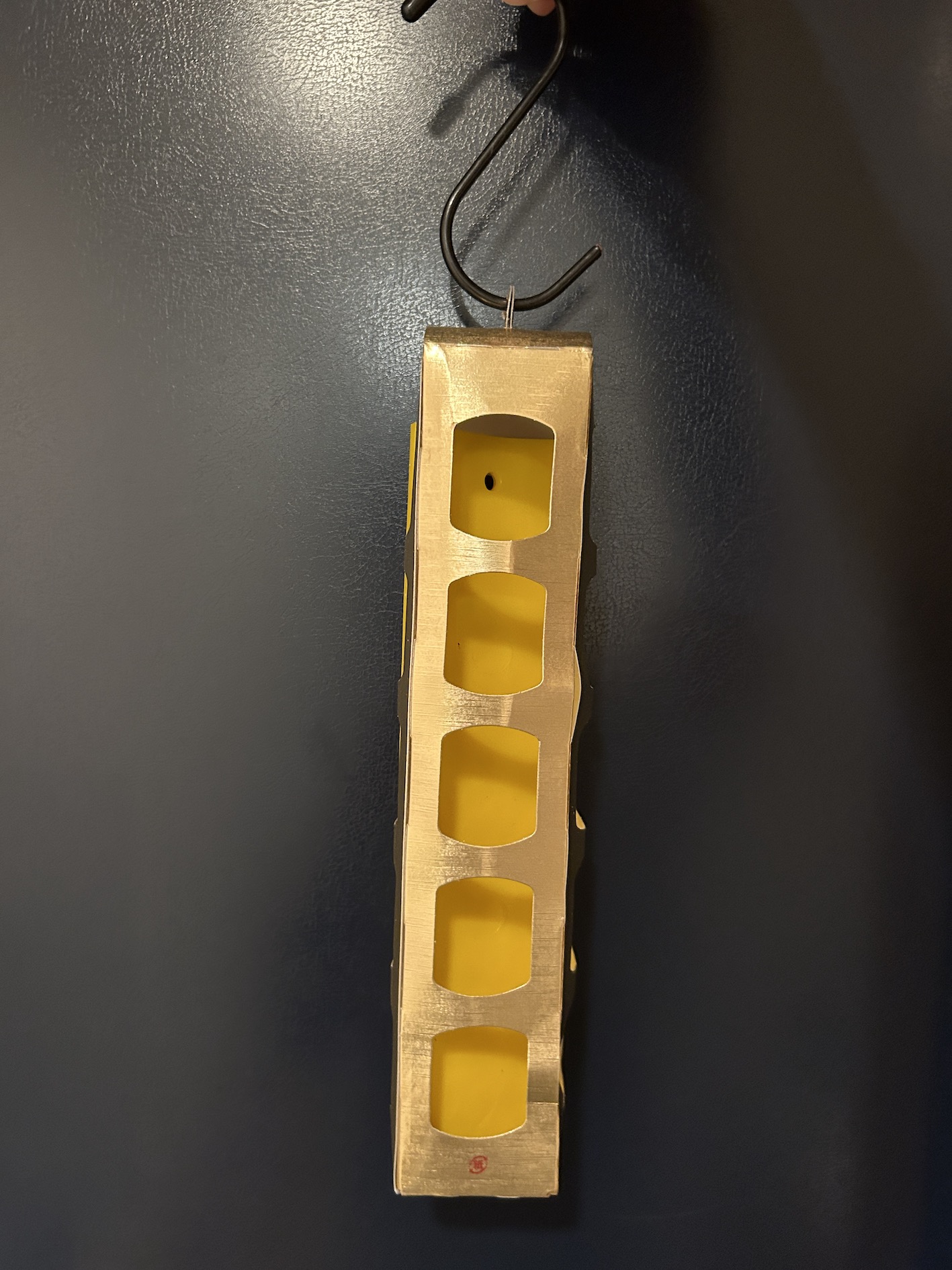 バポナ殺虫プレート 我が家はフックを使ってドアノブにひっかけています