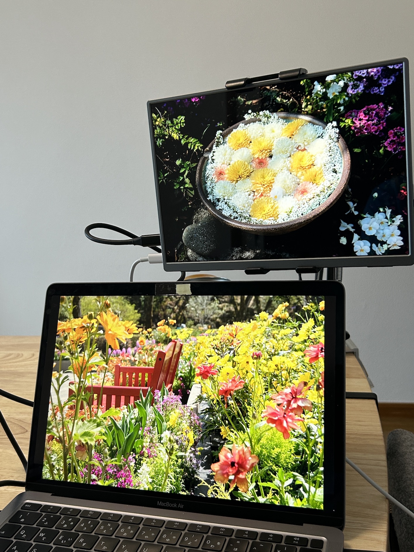 MacBook AirとVisionOwlのデュアルモニター構成